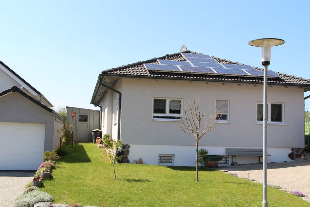 Haus mit Solaranlage auf dem Dach